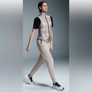 On Running Women's Cream Sweat Pants Size L
Good Condition